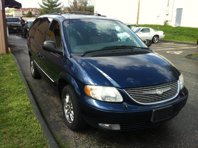 Chrysler Town and Country 2002 photo 3