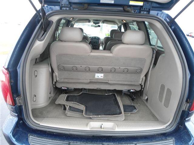 Chrysler Town and Country 2002 photo 2