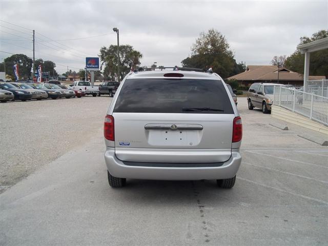 Chrysler Town and Country 2002 photo 2