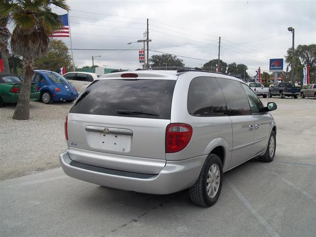 Chrysler Town and Country 2002 photo 3