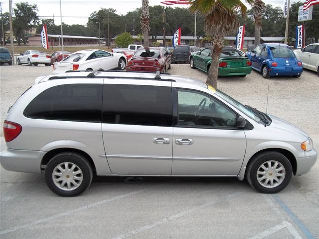 Chrysler Town and Country 2002 photo 4