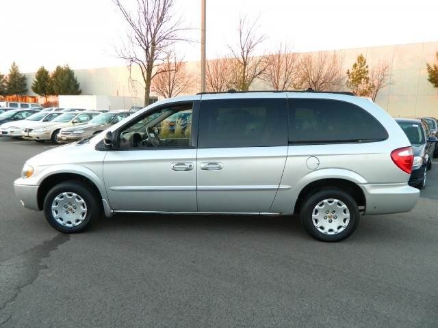 Chrysler Town and Country 2002 photo 3