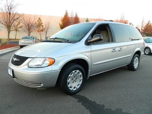 Chrysler Town and Country 2002 photo 2