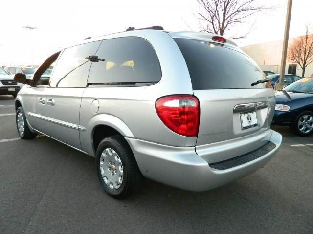 Chrysler Town and Country 2002 photo 4