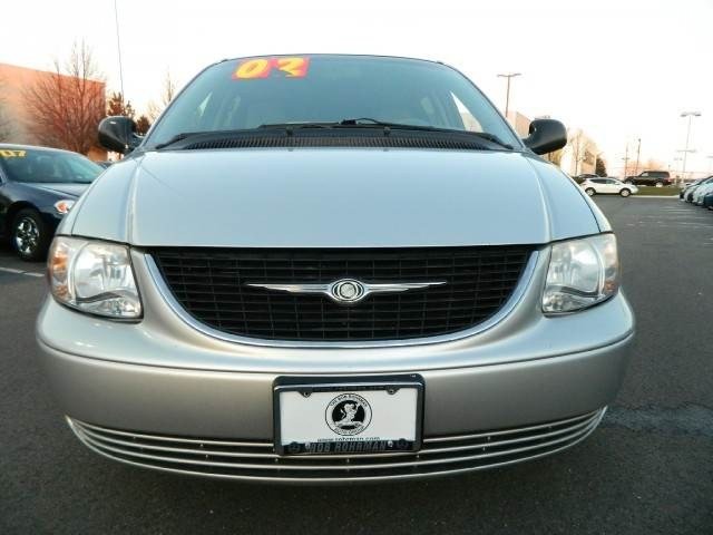 Chrysler Town and Country 2002 photo 1