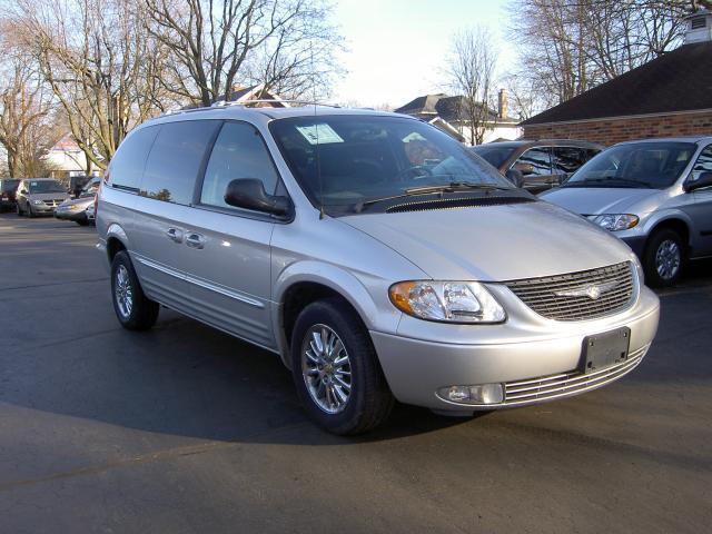 Chrysler Town and Country 2002 photo 1