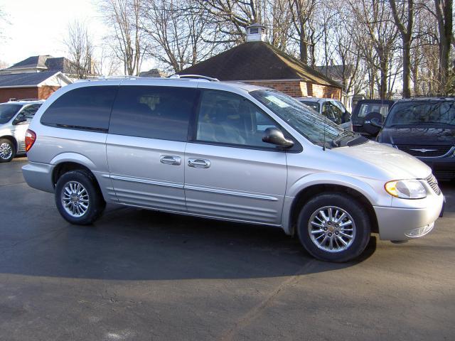 Chrysler Town and Country 2002 photo 2