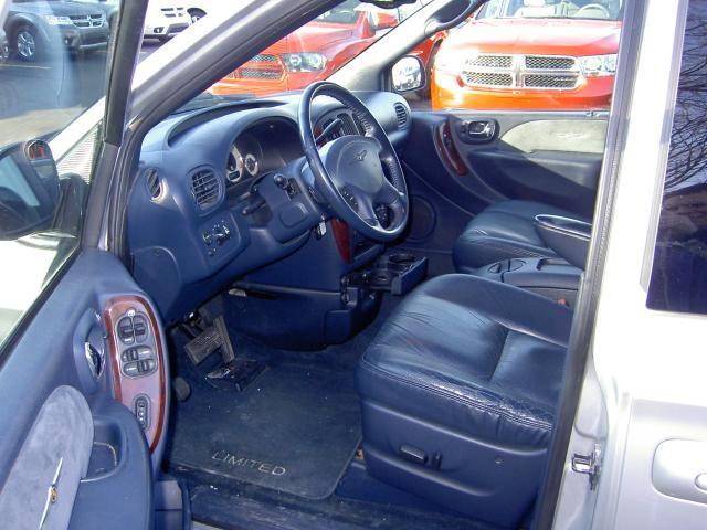 Chrysler Town and Country 2002 photo 5