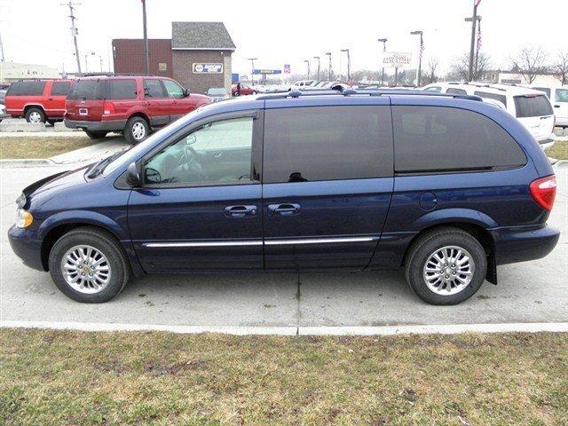 Chrysler Town and Country 2002 photo 1