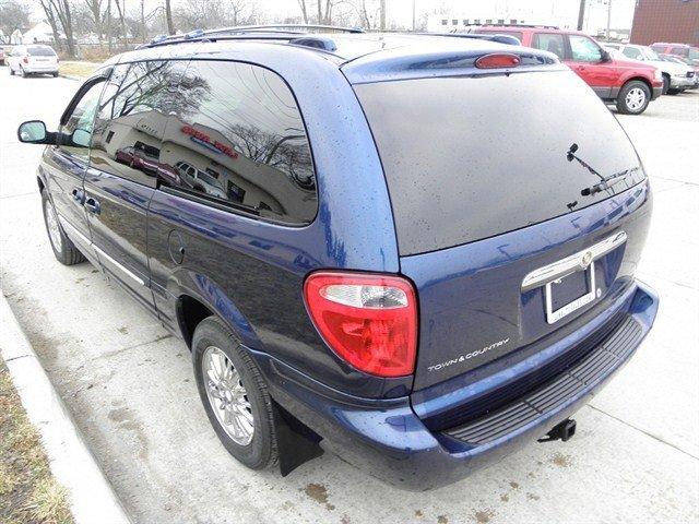 Chrysler Town and Country 2002 photo 2