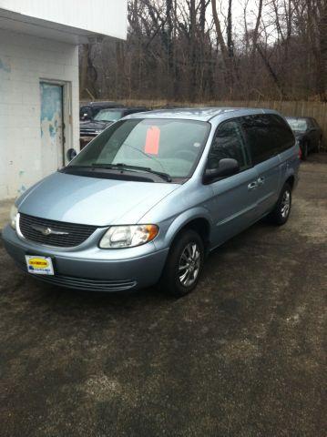 Chrysler Town and Country 2002 photo 2