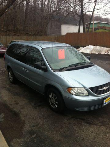 Chrysler Town and Country 2002 photo 3