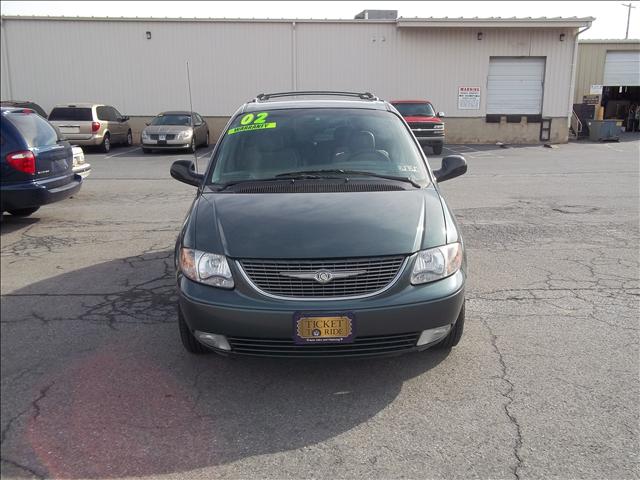 Chrysler Town and Country 2002 photo 1