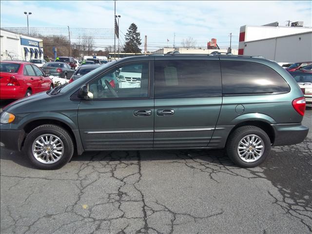 Chrysler Town and Country 2002 photo 2