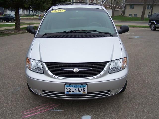 Chrysler Town and Country 2002 photo 1