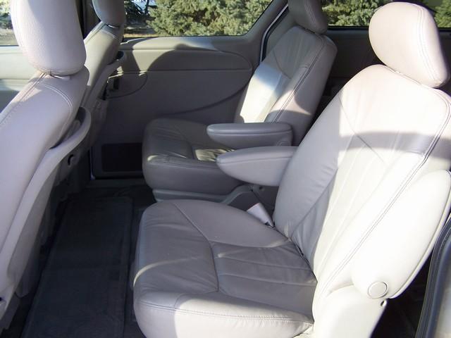 Chrysler Town and Country 2002 photo 2