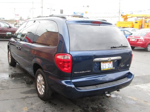 Chrysler Town and Country 2002 photo 4