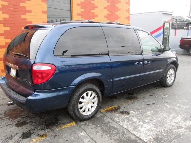 Chrysler Town and Country 2002 photo 2