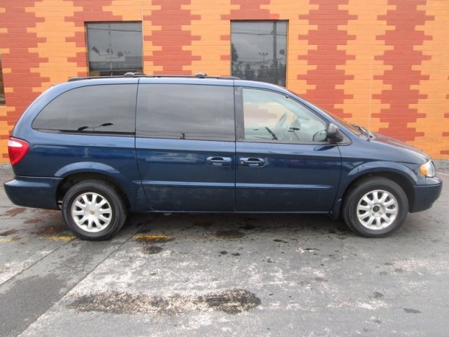 Chrysler Town and Country 2002 photo 1