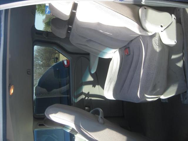 Chrysler Town and Country 2002 photo 2