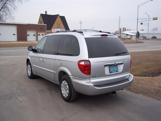 Chrysler Town and Country 2002 photo 2