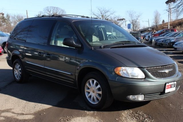 Chrysler Town and Country 2002 photo 2