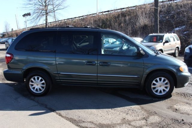 Chrysler Town and Country 2002 photo 3
