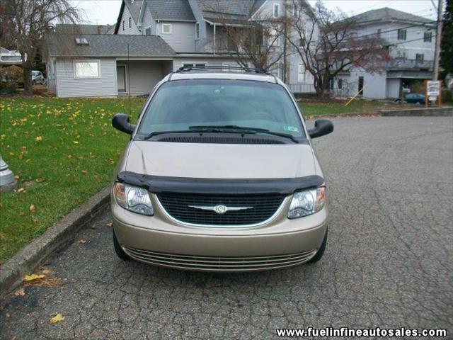 Chrysler Town and Country 2002 photo 2