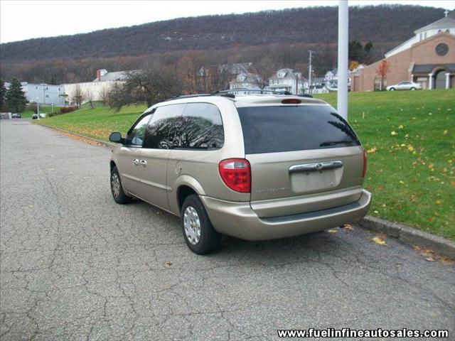 Chrysler Town and Country 2002 photo 3