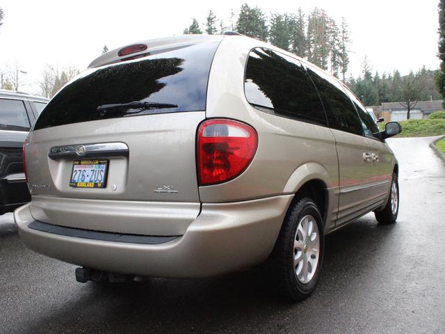 Chrysler Town and Country 2002 photo 1