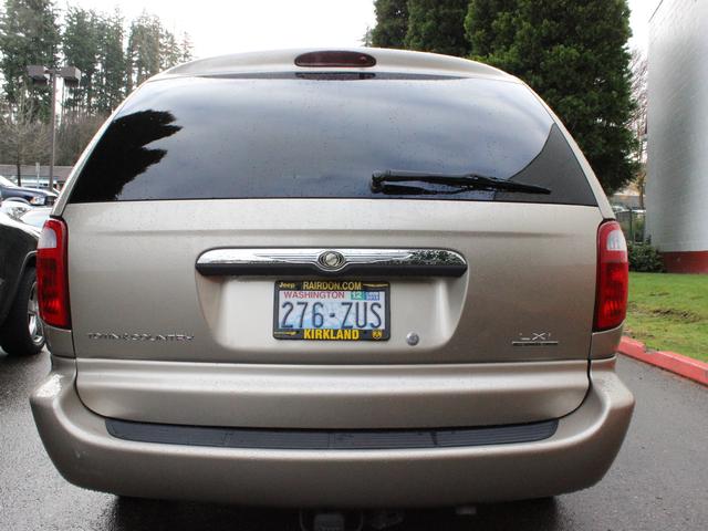 Chrysler Town and Country 2002 photo 2