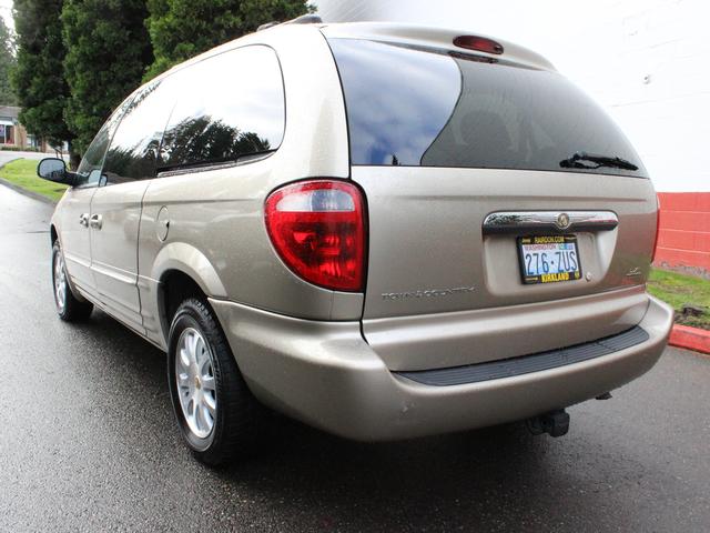 Chrysler Town and Country 2002 photo 3