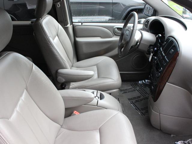 Chrysler Town and Country 2002 photo 4