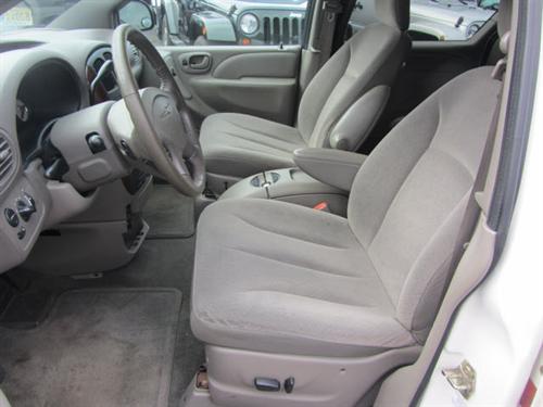 Chrysler Town and Country 2003 photo 3