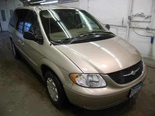 Chrysler Town and Country 2003 photo 2