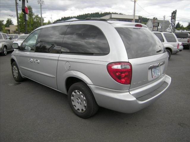 Chrysler Town and Country 2003 photo 2