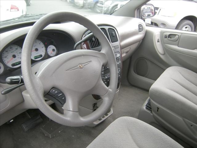 Chrysler Town and Country 2003 photo 3