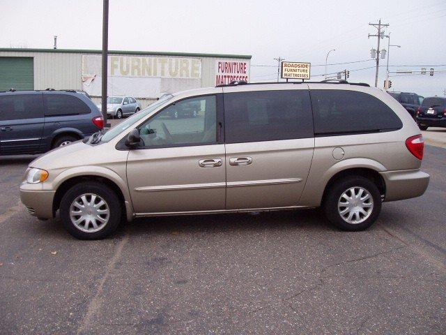 Chrysler Town and Country 2003 photo 1