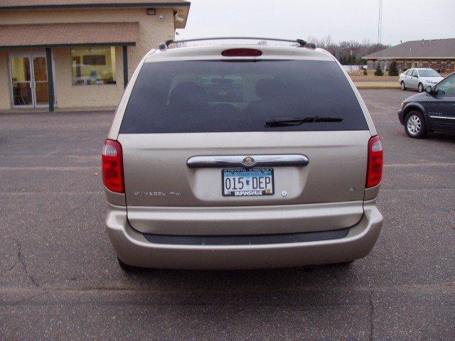 Chrysler Town and Country 2003 photo 2