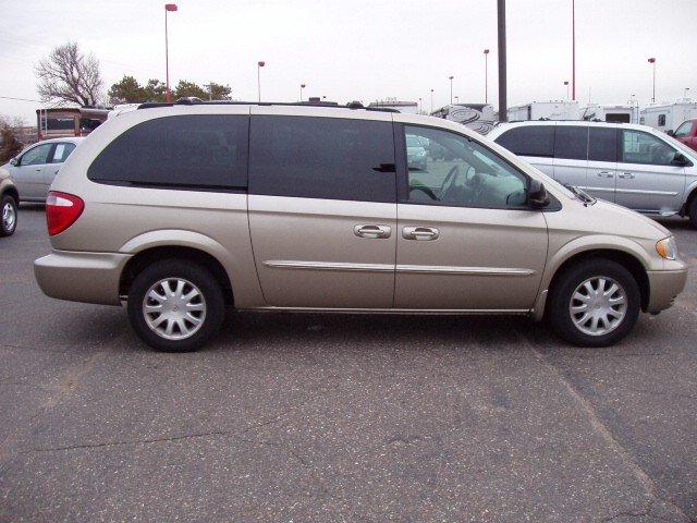 Chrysler Town and Country 2003 photo 3