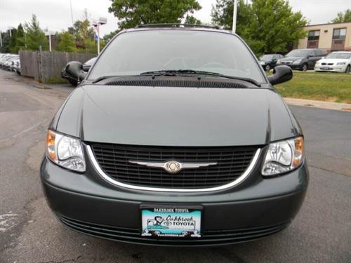 Chrysler Town and Country 2003 photo 2