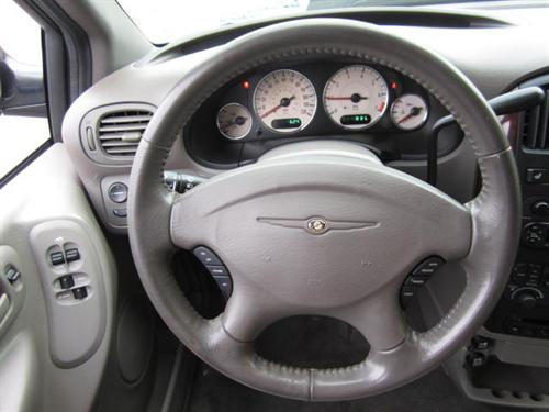 Chrysler Town and Country 2003 photo 3