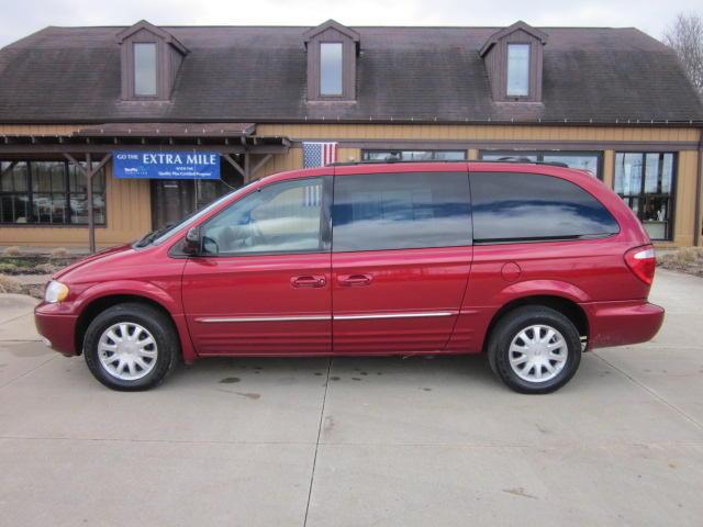 Chrysler Town and Country 2003 photo 1