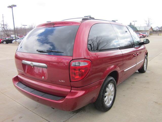 Chrysler Town and Country 2003 photo 2