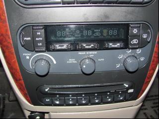 Chrysler Town and Country 2003 photo 3