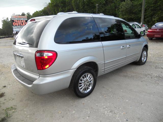 Chrysler Town and Country 2003 photo 2