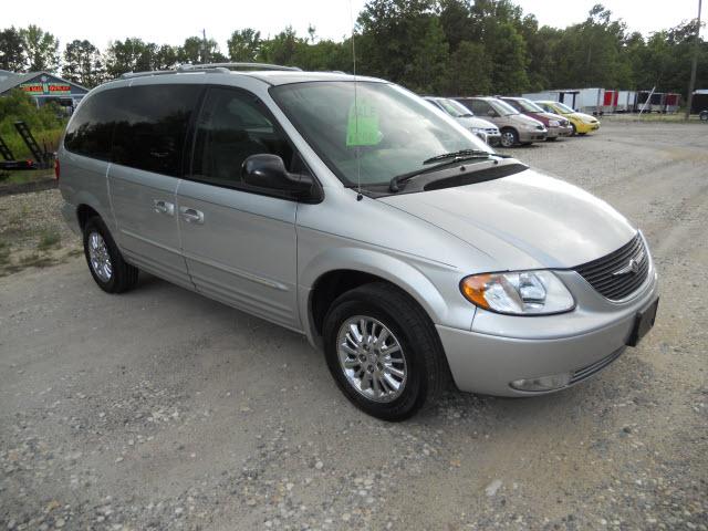 Chrysler Town and Country 2003 photo 3