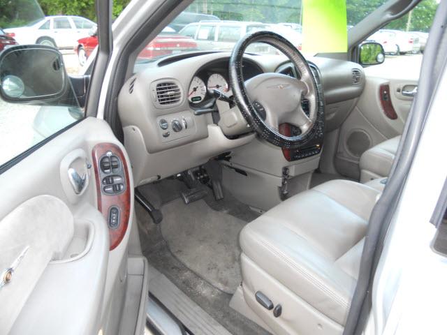 Chrysler Town and Country 2003 photo 4
