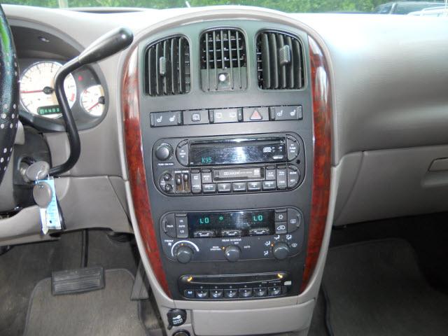 Chrysler Town and Country 2003 photo 5