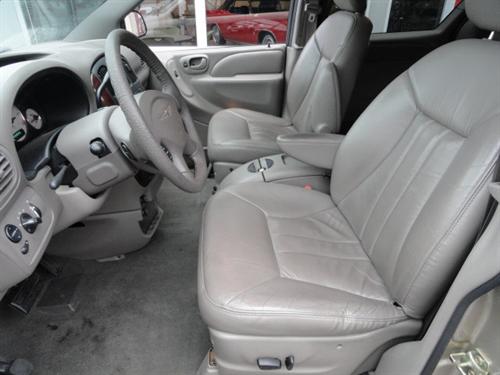 Chrysler Town and Country 2003 photo 3